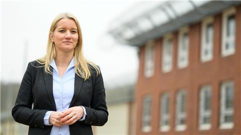 Kathrin Wahlmann (SPD), Justizministerin Niedersachsen, steht bei ihrem Besuch auf dem Gelände der JVA Uelzen.