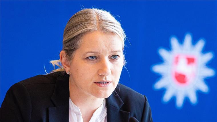 Kathrin Wahlmann (SPD), Justizministerin von Niedersachsen, spricht auf einer Pressekonferenz.