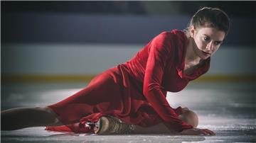 „Kati – Eine Kür, die bleibt“ ist keine gewöhnliche Sportbiografie. Der ZDF-Film zeigt, wie Katarina Witt den Spagat zwischen westlicher Popularität und DDR-Erbe meistert – mit Mut und Menschlichkeit.