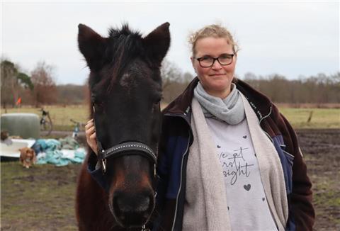 Katja Kahrs, mit einem von ihren 18 Pferden. Die Tarmstedterin steht den Bauarbeiten der Wörpebrücke kritisch gegenüber.