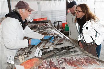 Katrin Isserstedt aus Bayern lässt sich rund um das Thema Fisch beraten.