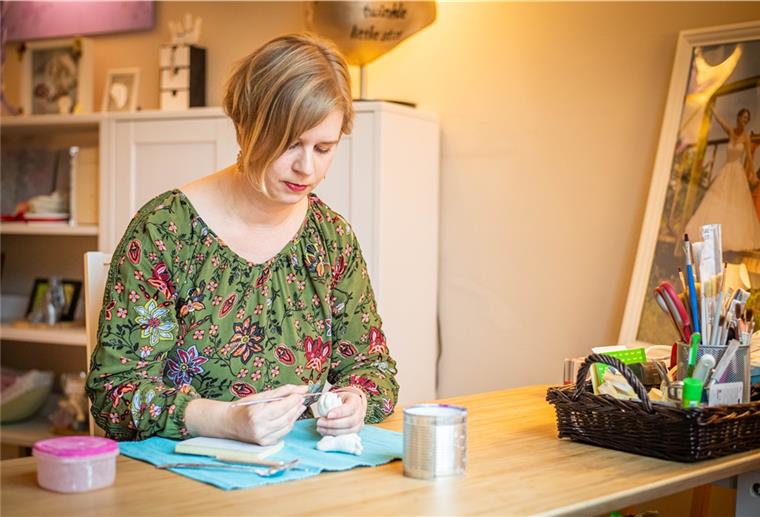 Katrin Schlüter aus Bremerhaven nimmt ehrenamtlich Gipsabdrücke von Sternenkindern - verstorbenen Früh- oder schon tot Geborenen. Mit Feinwerkzeug bearbeitet die Künstlern zuhause die zierlichen Hand-und Fuß-Abdrücke in ihrem Arbeitszimmer oder im Keller-Atelier. Foto: Hartmann