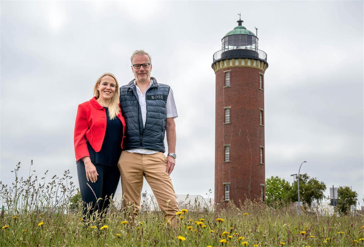 Toller Ausblick inklusive: Einmal übernachten im Cuxhavener Leuchtturm Katrin und Wilhelm Mormann vor ihrem Leuchtturm in Cuxhaven.