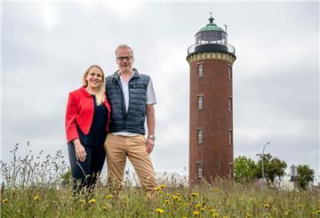 Katrin und Wilhelm Mormann vor ihrem Leuchtturm in Cuxhaven.