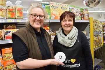 Katrin Voigts (links) hat Epilepsie und arbeitet im Dorfladen Sellstedt. Marktleiterin Bärbel Horstmann hat ihr eine Klingel gegeben, damit kann sie die Kollegen warnen, wenn sie merkt, dass sie einen Anfall bekommt.
