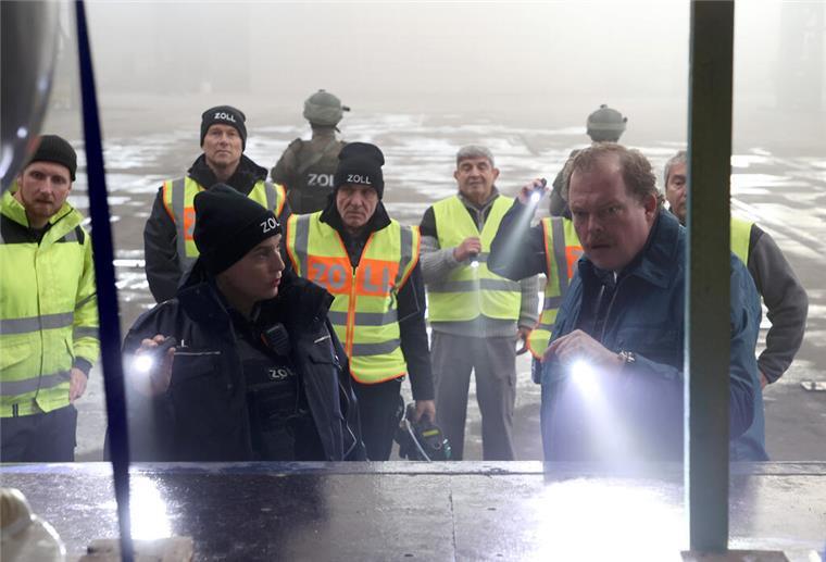 Bremerhaven-Krimi ist da! Dieser Film läuft diese Woche in der ARD Katta Strüwer (Elena Uhlig) und Gero von Bernbeck (Bernd Hölscher) stehen mit ihren Zollkollegen an der offenen Tür eines verdächtigen Containers.