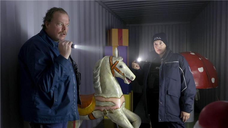 Die Helden vom Zoll: Der neue „Bremerhaven-Krimi“ Katta Strüwer (Elena Uhlig) und Gero von Bernbeck (Bernd Hölscher) überprüfen das Innere des verdächtigen Containers in einer Szene vom „Bremerhaven-Krimi - Tödliche Fracht“.