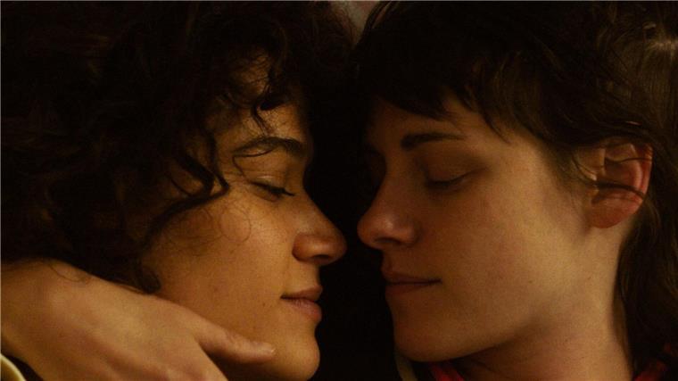 Sexszenen sind zurück im Kino Katy M. O’Brian (l) und Kristen Stewart als Jackie und Lou in einer Szene des Films „Love Lies Bleeding“.
