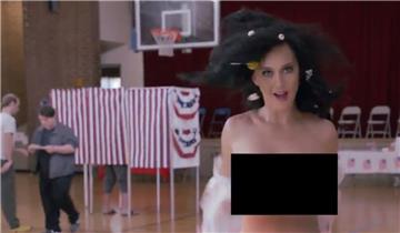 Katy Perry zieht sich für Wahlwerbevideo aus - und Madonna zieht mit.