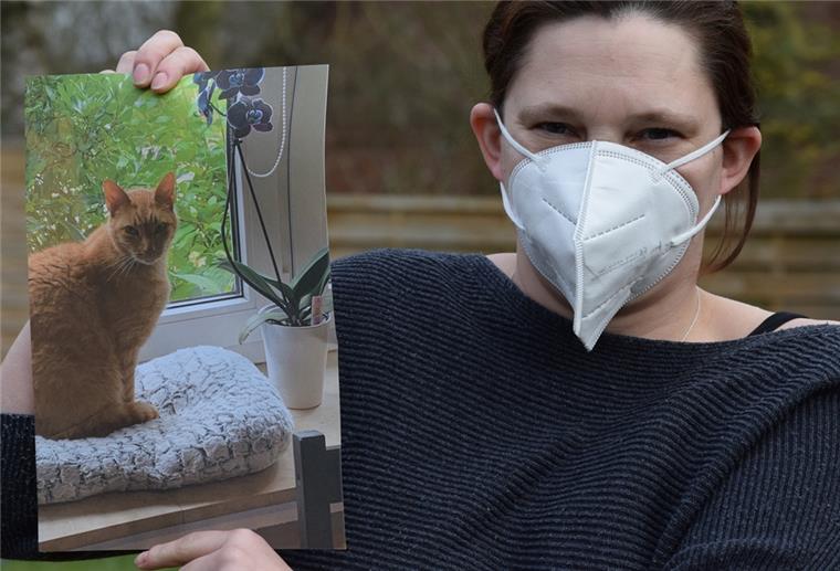 Katzenbesitzerin Katrin Keller aus Rhade zeigt ein Foto von ihrem Kater "Jojo", der mit zwei Schüssen lebensgefährlich verletzt wurde und nun in einer Tierklinik um sein Leben kämpft.