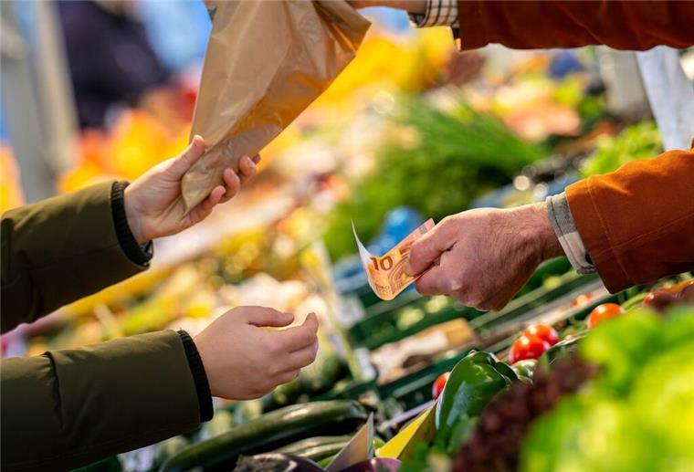 ARCHIV - 28.12.2021, Niedersachsen, Hannover: Ein Mann läuft mit Einkaufstaschen durch die Innenstadt. Für die Menschen in Deutschland dürfte die Kaufkraft 2024 etwa so stark bleiben wie im Vorjahr.....Kann man viel oder nur wenig einkaufen? Das hängt unter anderem davon ab, wie viel man verdient. (zu dpa: «Voller Geldbeutel, leerer Geldbeutel») Foto: Julian Stratenschulte/dpa - Honorarfrei nur für Bezieher des Dienstes dpa-Nachrichten für Kinder +++ dpa-Nachrichten für Kinder +++