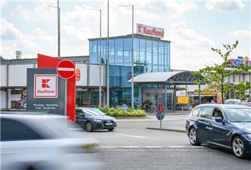 Autos verlassen den Kaufland-Parkplatz