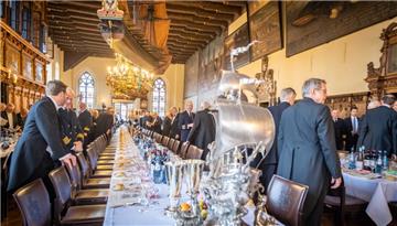 Kaufleute und Kapitäne: Bremen feiert 475. Schaffermahlzeit mit geladenen Gästen in der Oberen Rathaushalle. Foto: Hartmann