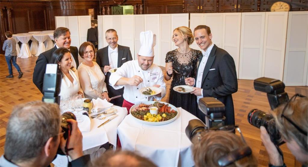 Kaufleute und Kapitäne: Bremen feiert 475. Schaffermahlzeit mit geladenen Gästen...