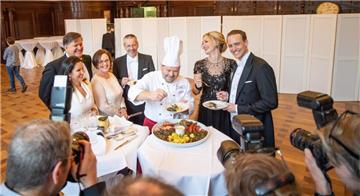Kaufleute und Kapitäne: Bremen feiert 475. Schaffermahlzeit mit geladenen Gästen...