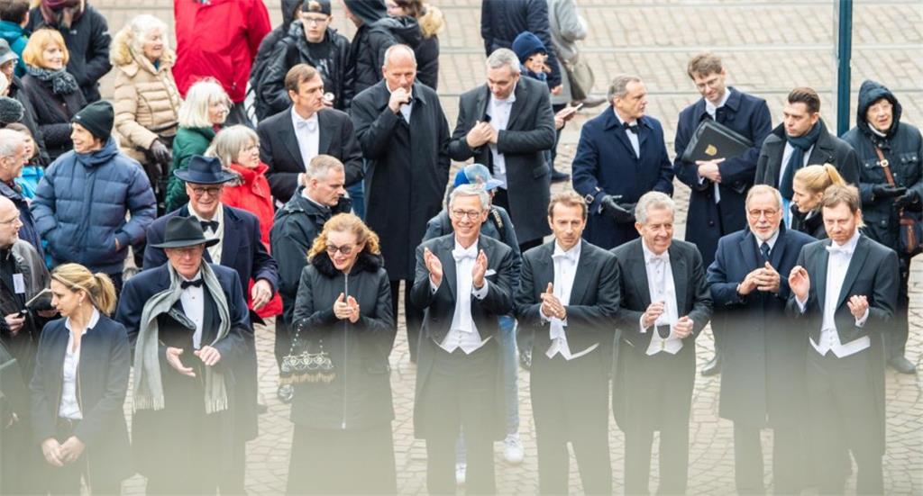 Kaufleute und Kapitäne: Bremen feiert 475. Schaffermahlzeit mit geladenen Gästen...