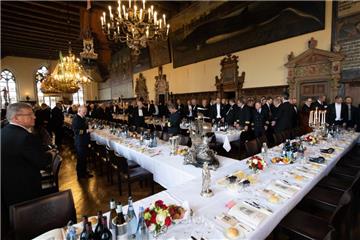 Kaufleute und Kapitäne: Bremen feiert 475. Schaffermahlzeit mit geladenen Gästen...