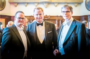 Kaufleute und Kapitäne: Bremen feiert 475. Schaffermahlzeit mit geladenen Gästen...