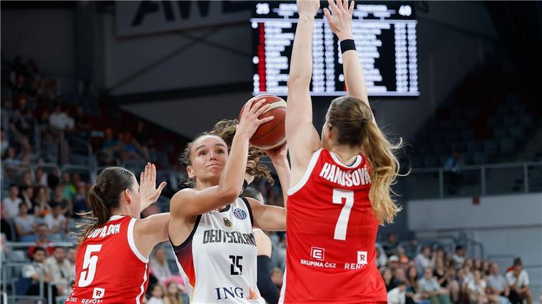 Kaum ein Durchkommen für die deutschen Basketballerinnen.