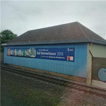 Kaum übersehbar prangt das Plakat mit der Aufschrift „Willkommen zur Sail 2015“ am Hauptbahnhof.