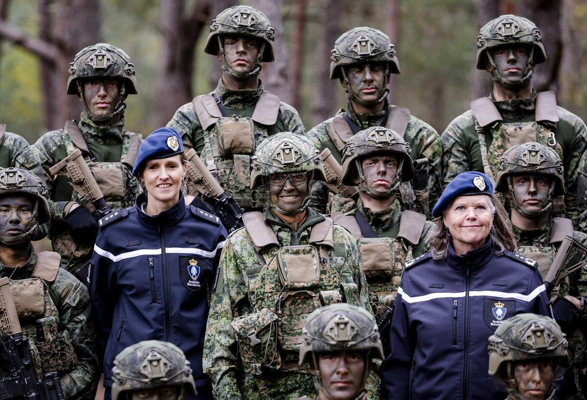 Máxima in Camouflage: Niederlandes Königin besucht Militär Kaum zu erkennen: die niederländische Königin Máxima in der Mitte des Fotos.