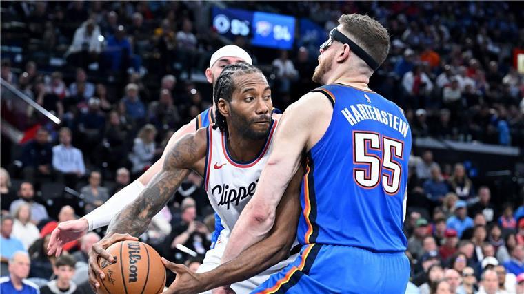 Betrug beim Leonard-Gehalt? NBA ermittelt gegen Clippers Kawhi Leonard - hier gegen Isaiah Hartenstein - ist der wichtigste Spieler der LA Clippers. (Archiv-Foto)