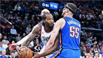 Kawhi Leonard - hier gegen Isaiah Hartenstein - ist der wichtigste Spieler der LA Clippers. (Archiv-Foto)