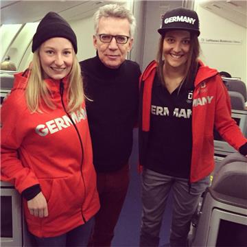Kea Kühnel (links) mit Innenminister Thomas de Maizière und Halfpipe-Fahrerin Sabrina Cakmakli im Flugzeug nach Südkorea. Foto Kühnel