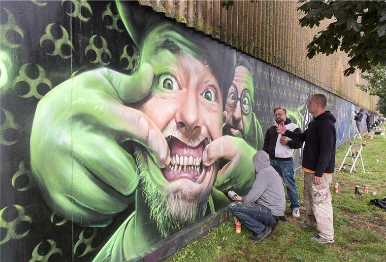 Bremerhaven: Künstler greifen zu Spraydosen „Keep Smiling“ heißt dieses Werk in der Oststraße.