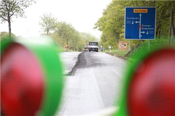 Kein Durchkommen: Die K14 ist im Bereich der Autobahnauffahrt Nordholz (A27) seit Montag wegen Straßenbauarbeiten vollständig gesperrt. Die Auf- und Abfahrten der A27 können bis 25. Mai nicht genutzt werden.