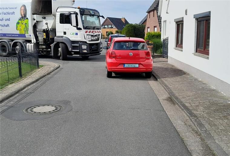 „Miserabel geparkt“: Müllabfuhr in der Wesermarsch greift zu kreativer Lösung Ein Auto parkt zu nah an einem schmalen Kreuzungsbereich, was die Müllabfuhr beim Abbiegen hindert.