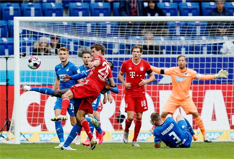Hoffenheim macht den FC Bayern München platt Kein Durchkommen für Münchens Thomas Müller (Nummer 25) im Spiel bei der TSG Hoffenheim.