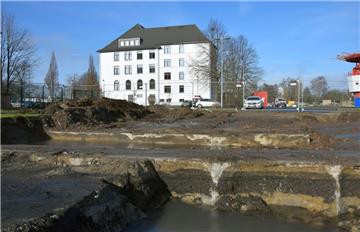 Kein Erdbunker, sondern die Überbleibsel eines Hochbunkers wurden neben der Sporthalle auf dem Gelände der ehemaligen Roter Sand Kaserne in Bremerhaven im Baufeld für die Erweiterung des Havenhostels entdeckt. Das sagt jedenfalls ein Zeitzeuge.
