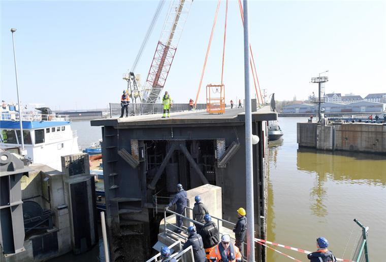 Hafenzufahrt dicht: Bremerhavener Kaiserschleuse erneut gesperrt Foto von einer Baustelle.