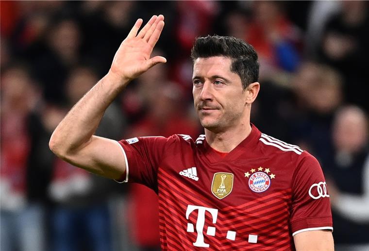 Kein „Ballon d‘Or“ für Robert Lewandowski: So reagiert das Netz Kein „High Five“: Robert Lewandowski vom FC Bayern München muss sich ber der Wahl zum „Ballon d‘Or“ mit Platz zwei begnügen.