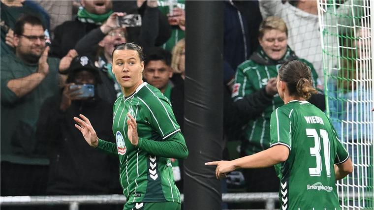Werder schlägt HSV: Rekordkulisse beim Nordderby Kein Jubel gegen den Ex-Club: Werders Larissa Mühlhaus nach ihrem Elfmeter-Tor gegen den Hamburger SV.