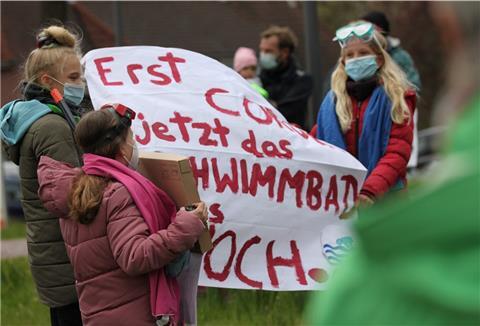 Kein Personal: Weil sie nicht wollen, dass ihr Schwimmbad im Sommer geschlossen bleibt, demonstrieren diese Mädchen vorm Rathaus in Tarmstedt.