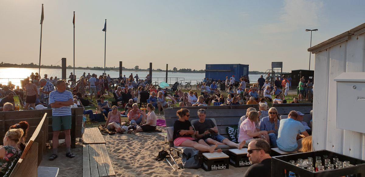 Kein Platz frei auf der Wiese am ehemaligen Fähranleger: Wenn es richtig warm ist, ist die "Weserperle" in Dedesdorf rappelvoll. 