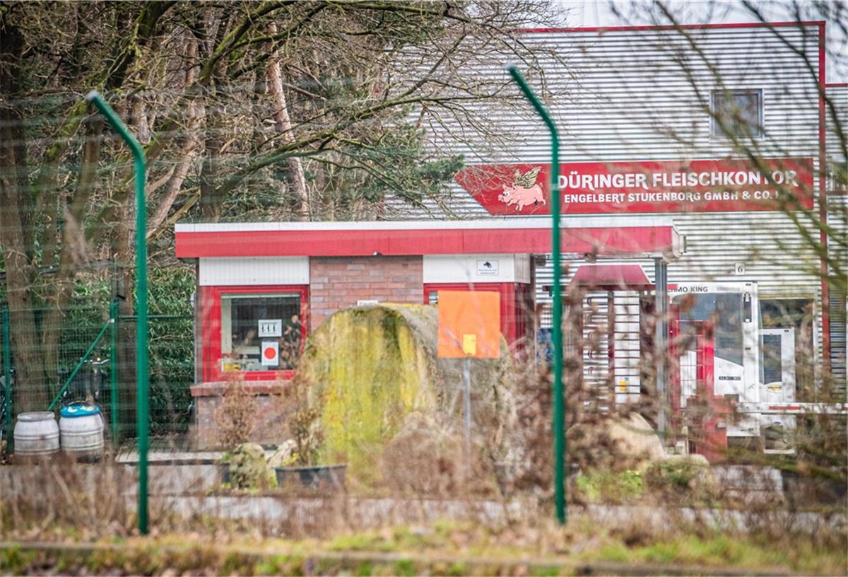 Düringer Fleischkontor: 3 weitere Infizierte Kein reinkommen: Näher kommt man dem Areal des Düringer Fleischkontors in diesem Tagen kaum. Sicherheitskräfte riegeln das Gelände des Schlachtbetriebs ab, auf dem es zu einem Corona-Ausbruch kam.