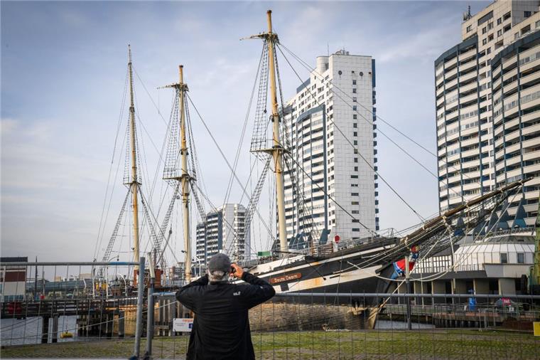 Kein schöner Anblick, aber viele Bremerhavener kommen, um noch einen letzten Blick auf das einstige Flaggschiff der Museumsflotte im zu nehmen. Viele der „Seh“-Leute wünschen sich einen Ersatz für die „Seute Deern“ im Alten Hafen von Bremerhaven.