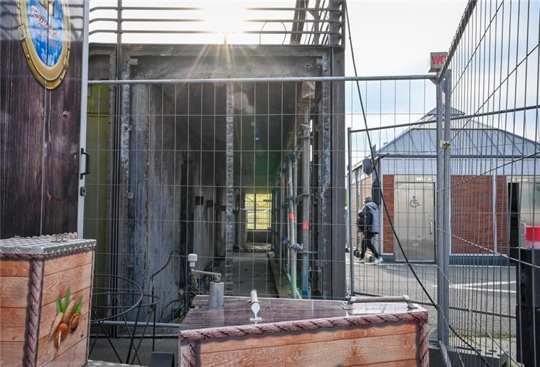 Ziemlich hässlich: Brandschaden in den Havenwelten noch nicht behoben Kein Urlaubspanorama: Blick in den abgebrannten „Waste-Port“.