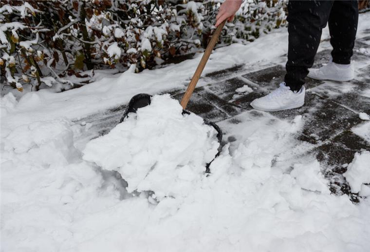 Schnee und Matsch: Wer muss wann zu Schippe und Besen greifen? Kein Vergnügen, aber Schneeschieben ist eine Verpflichtung, der Anwohner und Grundstückbesitzer nachkommen müssen.