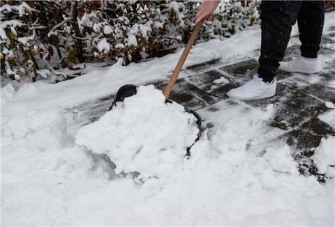 Kein Vergnügen, aber Schneeschieben ist eine Verpflichtung, der Anwohner und Grundstückbesitzer nachkommen müssen.