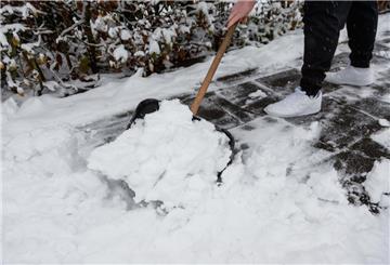 Kein Vergnügen, aber Schneeschieben ist eine Verpflichtung, der Anwohner und Grundstückbesitzer nachkommen müssen.