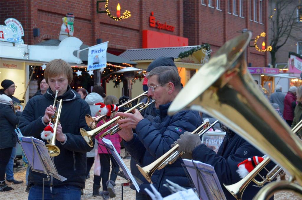 Kein Weihnachtsmarkt ohne festliche Blasmusik. Das gilzt auch für Zeven. 