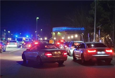 Keine Chance für die jungen Autofahrer: Der Wilhelm-Kaisen-Platz wurde nachts erneut gesperrt.