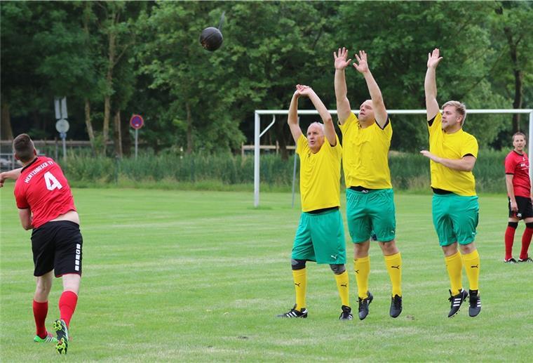 Abbehauser Schleuderballer im Kreisduell klar unterlegen Keine Chance hatte der TSV Abbehausen (gelbe Trikots) in der Landesliga gegen den Mentzhauser TV.