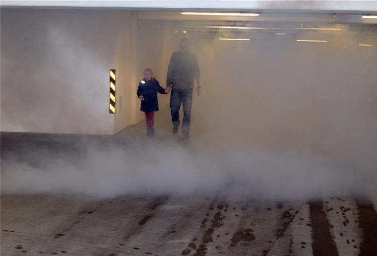 Loxstedt: Tiefgarage wird zur Nebellandschaft Keine Gefahr - es handelt sich nur um Disco-Nebel. Um für den Ernstfall gewappnet zu sein, übte die Feuerwehr Loxstedt unter schlechten Sichtbedingungen in einer Tiefgarage. Schmonsees