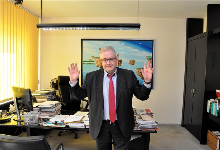 Keine Kapitulation, nur eine neue Form der Begrüßung zeigt Nordenhams Bürgermeister Carsten Seyfarth.