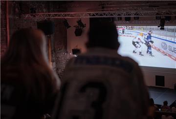 Keine Karten für die Eisarena, aber das fünfte Halbfinalspiel der Fischtown Pinguins aber dennoch nicht verpassen? Kein Problem.